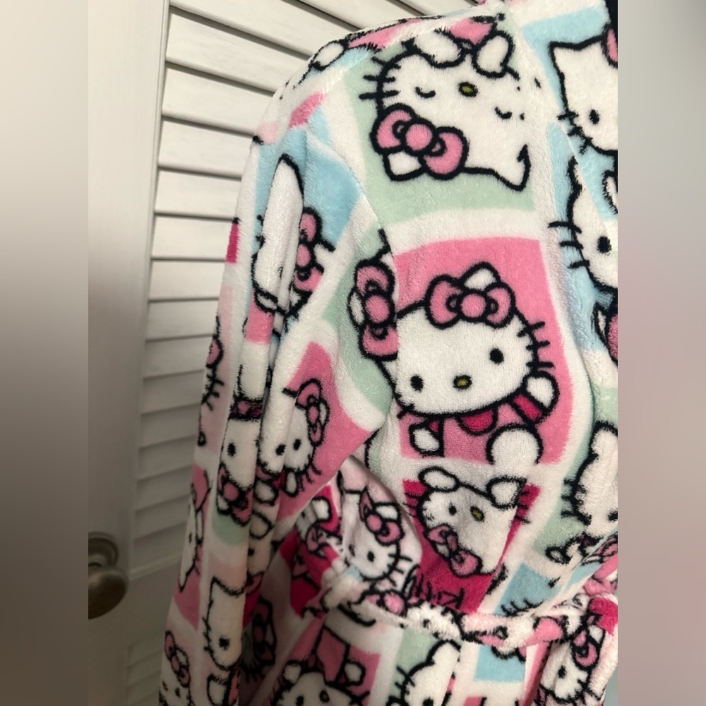 Hello Kitty Robe Womans S/M. Soft pretty colors with pockets on each side. - Picture 7 of 11